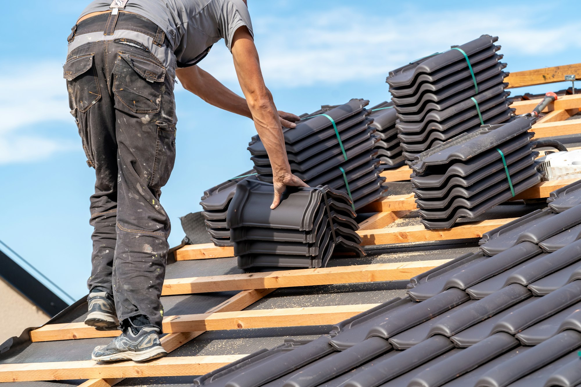 ceramic tiles on the roof, installation of a new roof by an expert